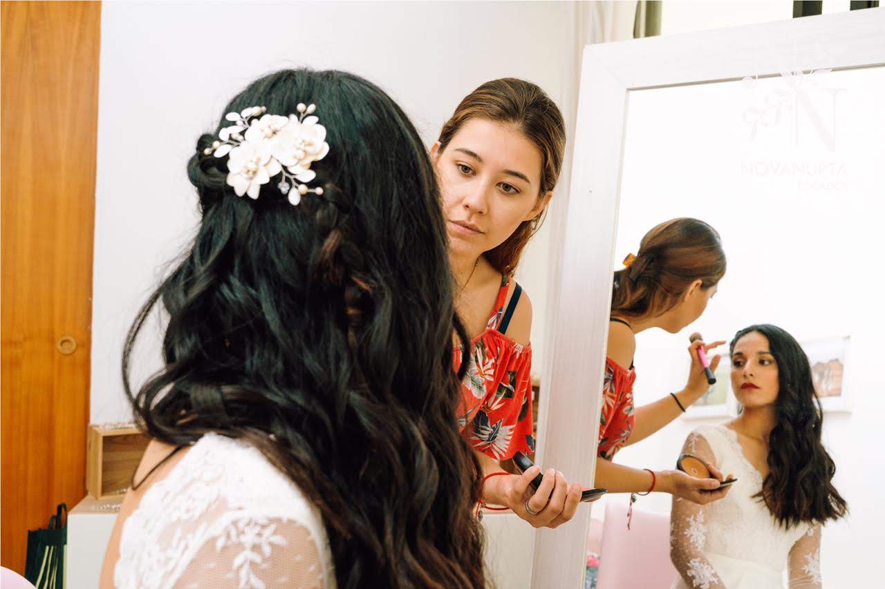 Maquilladora profesional del equipo Estudio Glowmakeup